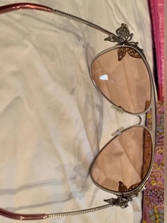 ?Valentino Sunglasses that Paris Hilton wore in \